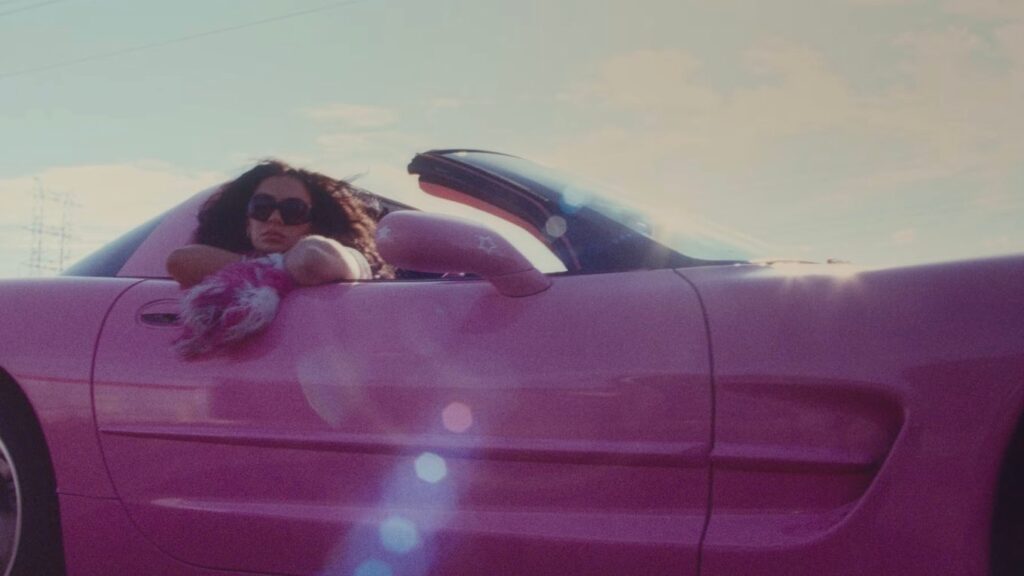 Charli XCX veröffentlicht Musikvideo zu "Speed Drive" - mit Sam Smith Cameo